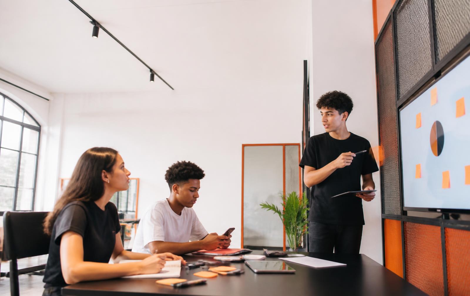 Adolescentes brasileiros apresentando um projeto com tecnologia